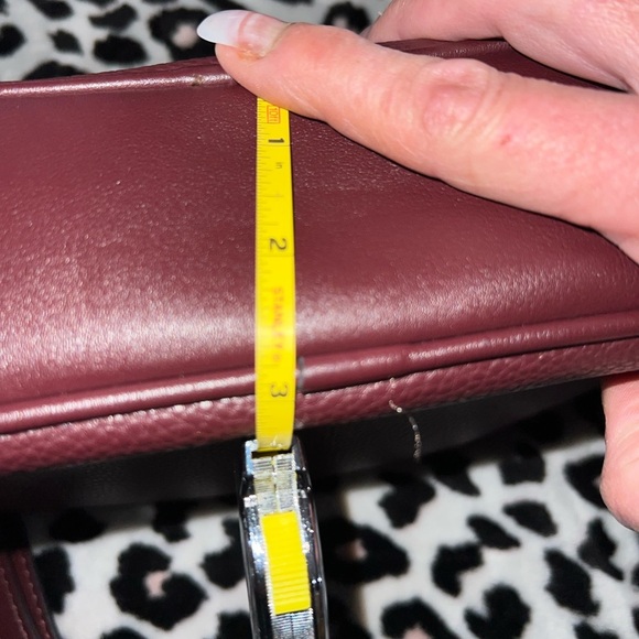 EUC- NINE WEST BURGUNDY SUPER CUTE CROSSBODY BAG WITH GOLD ACCENT CHAINS - Picture 11 of 12